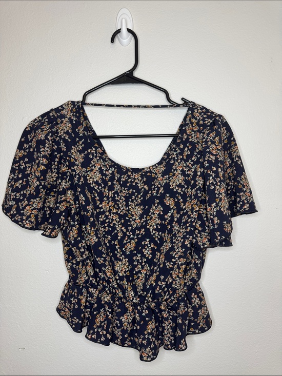 7 Day Weekend Tops - Navy Floral Puff-Sleeve Peplum Blouse